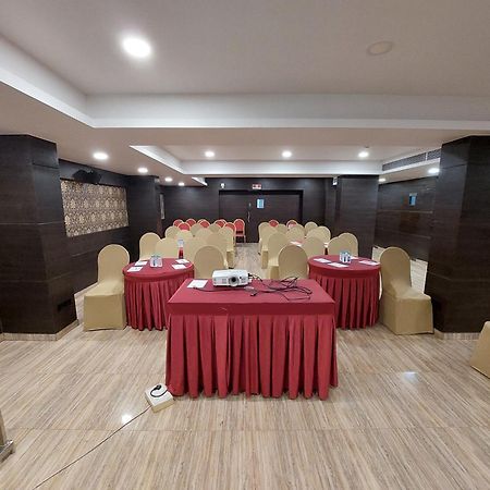 Central Beacon Hotel Surat Ngoại thất bức ảnh