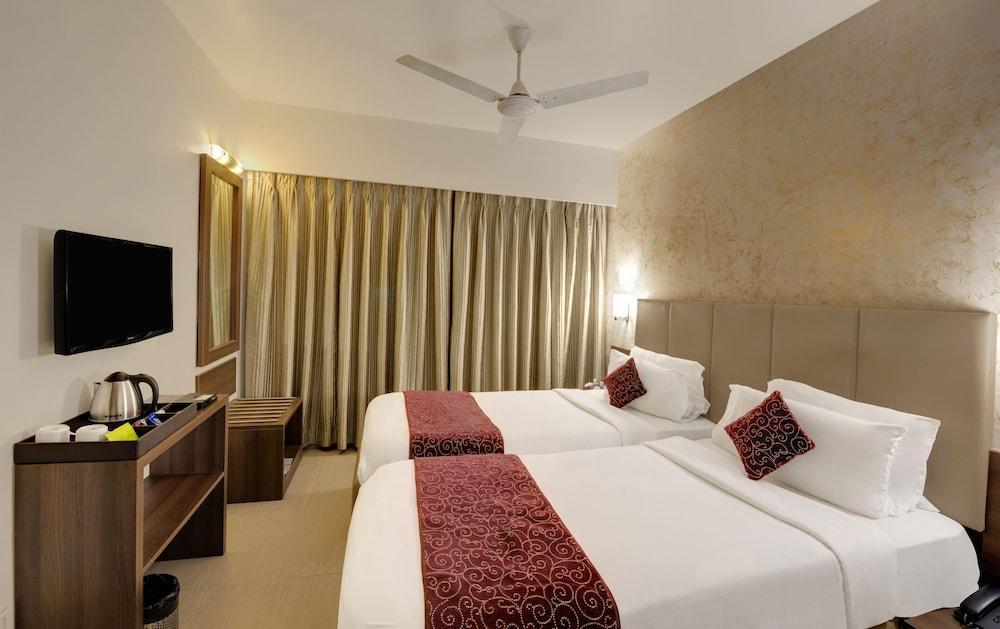 Central Beacon Hotel Surat Ngoại thất bức ảnh