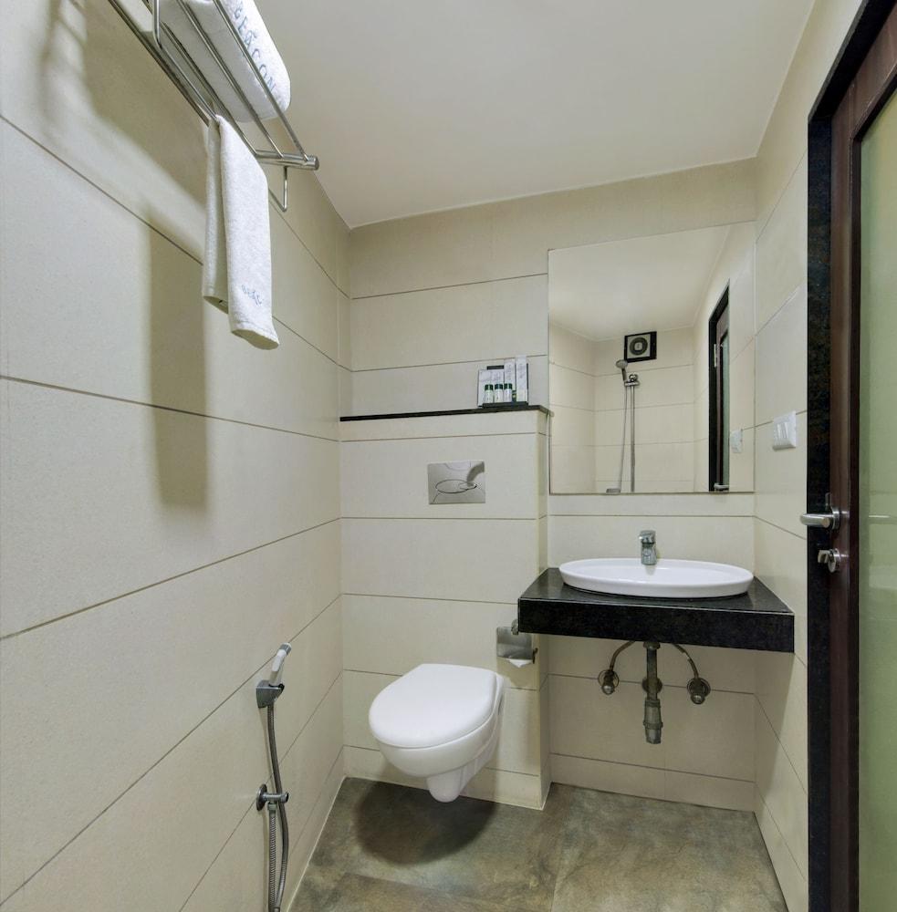 Central Beacon Hotel Surat Ngoại thất bức ảnh