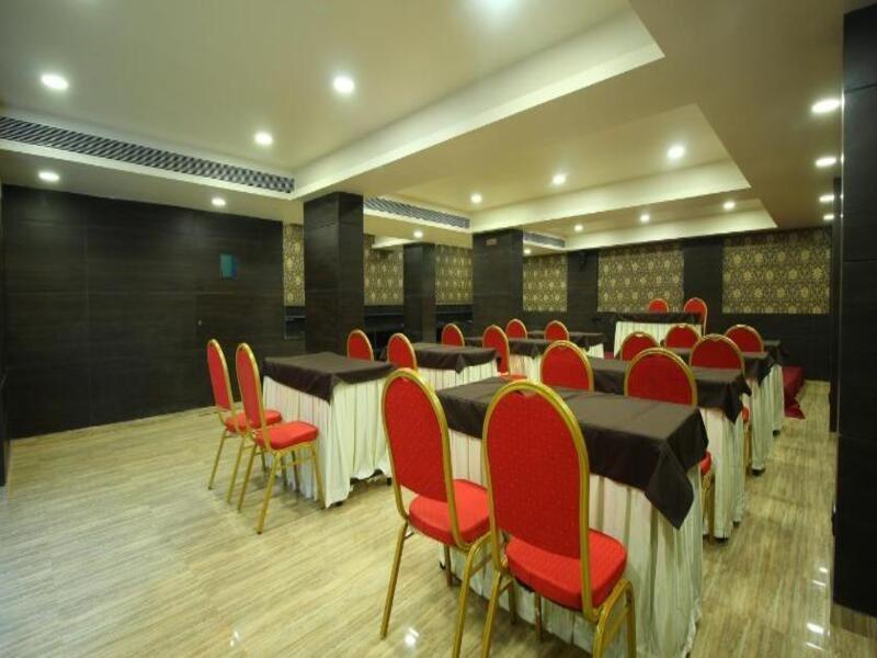 Central Beacon Hotel Surat Ngoại thất bức ảnh