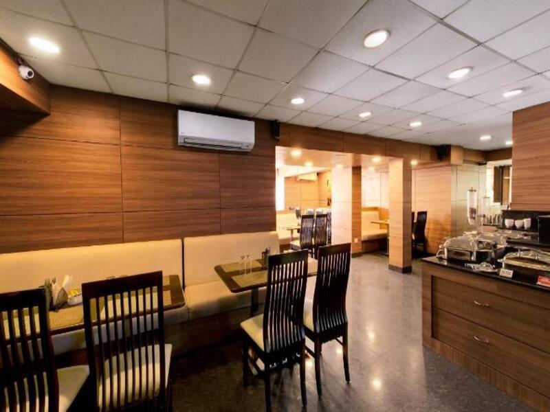 Central Beacon Hotel Surat Ngoại thất bức ảnh