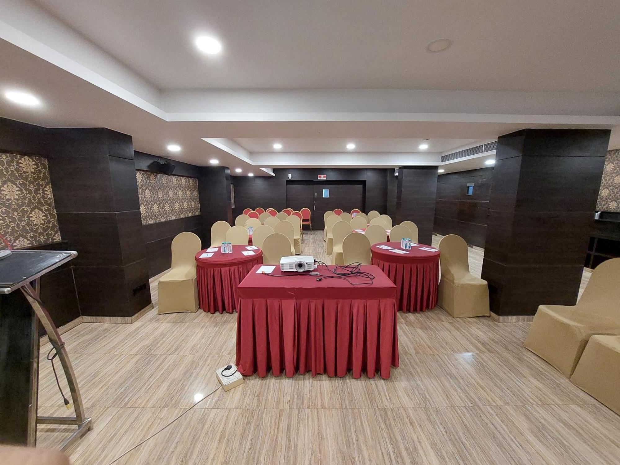 Central Beacon Hotel Surat Ngoại thất bức ảnh