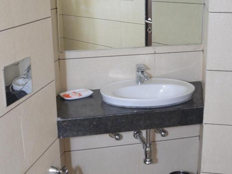 Central Beacon Hotel Surat Ngoại thất bức ảnh