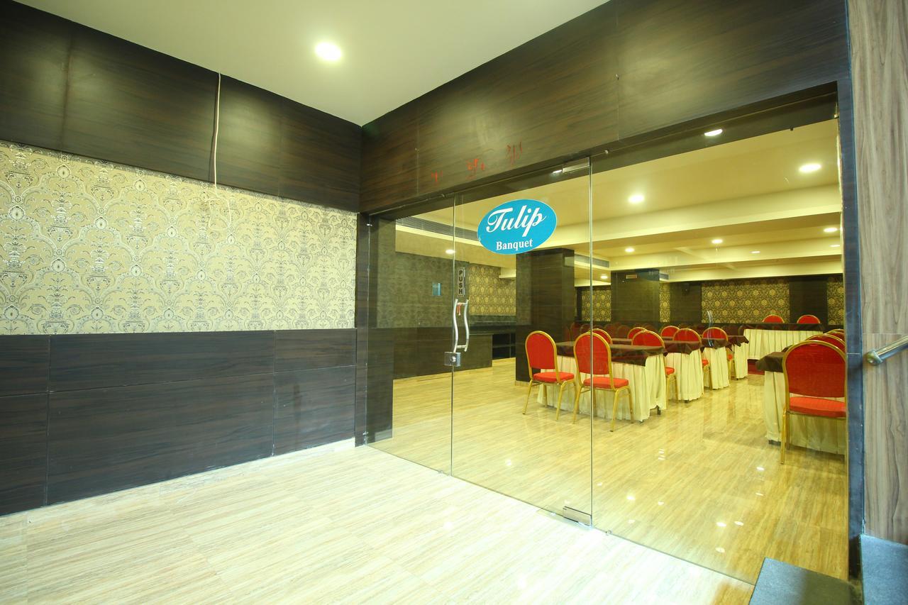Central Beacon Hotel Surat Ngoại thất bức ảnh