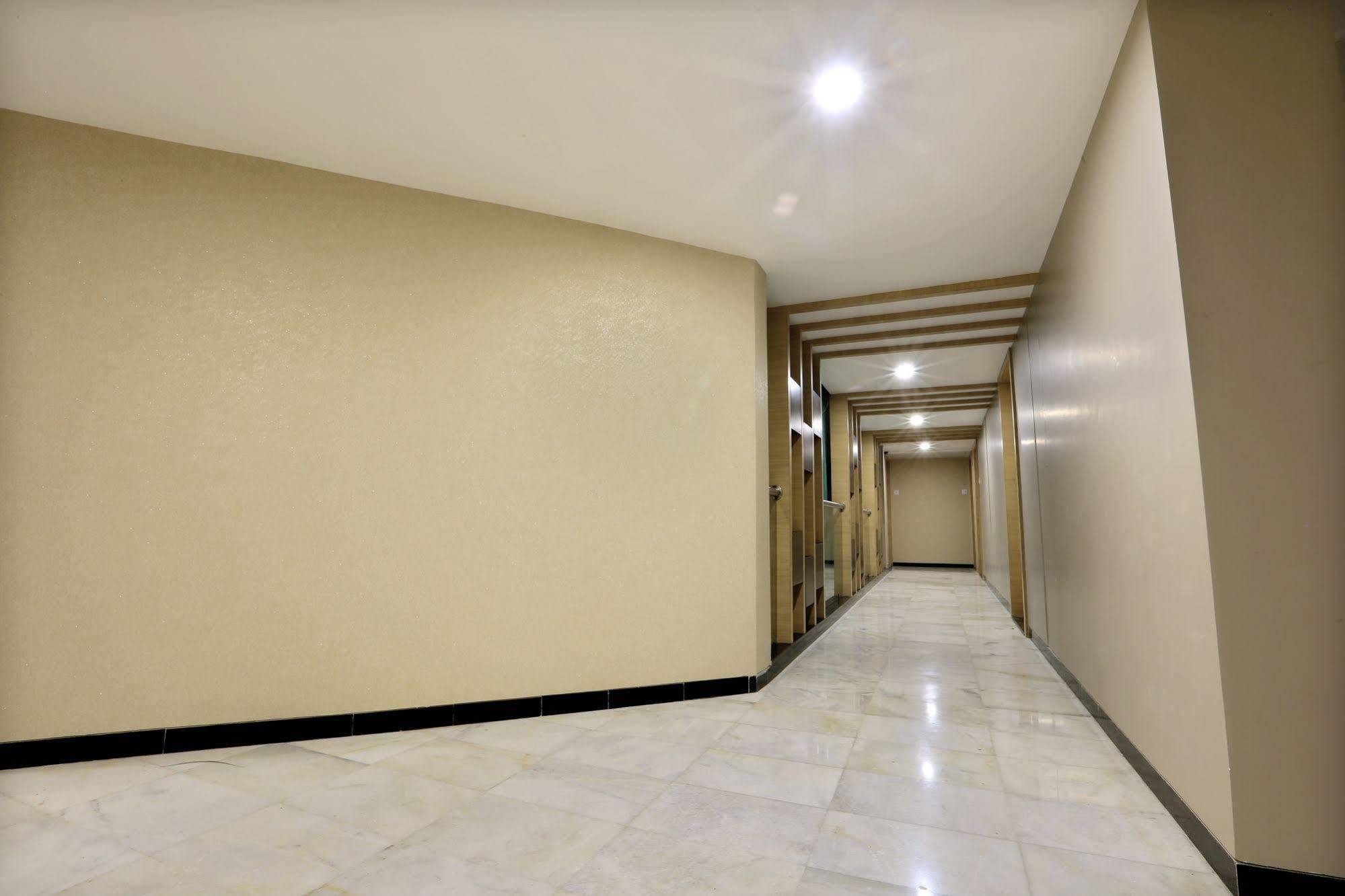 Central Beacon Hotel Surat Ngoại thất bức ảnh
