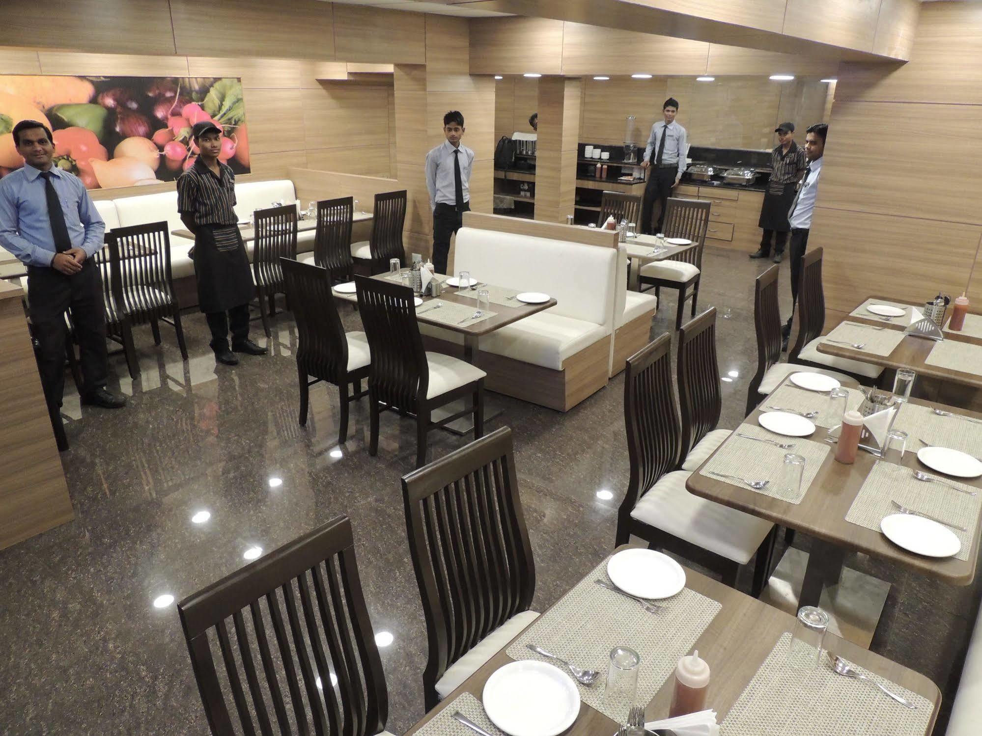 Central Beacon Hotel Surat Ngoại thất bức ảnh