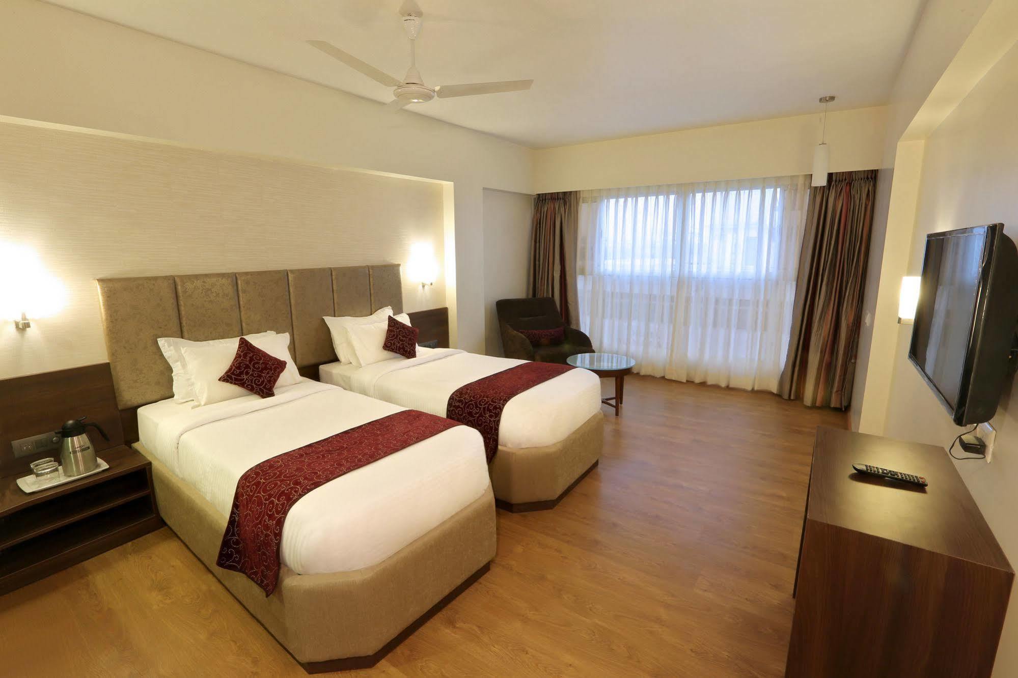 Central Beacon Hotel Surat Ngoại thất bức ảnh