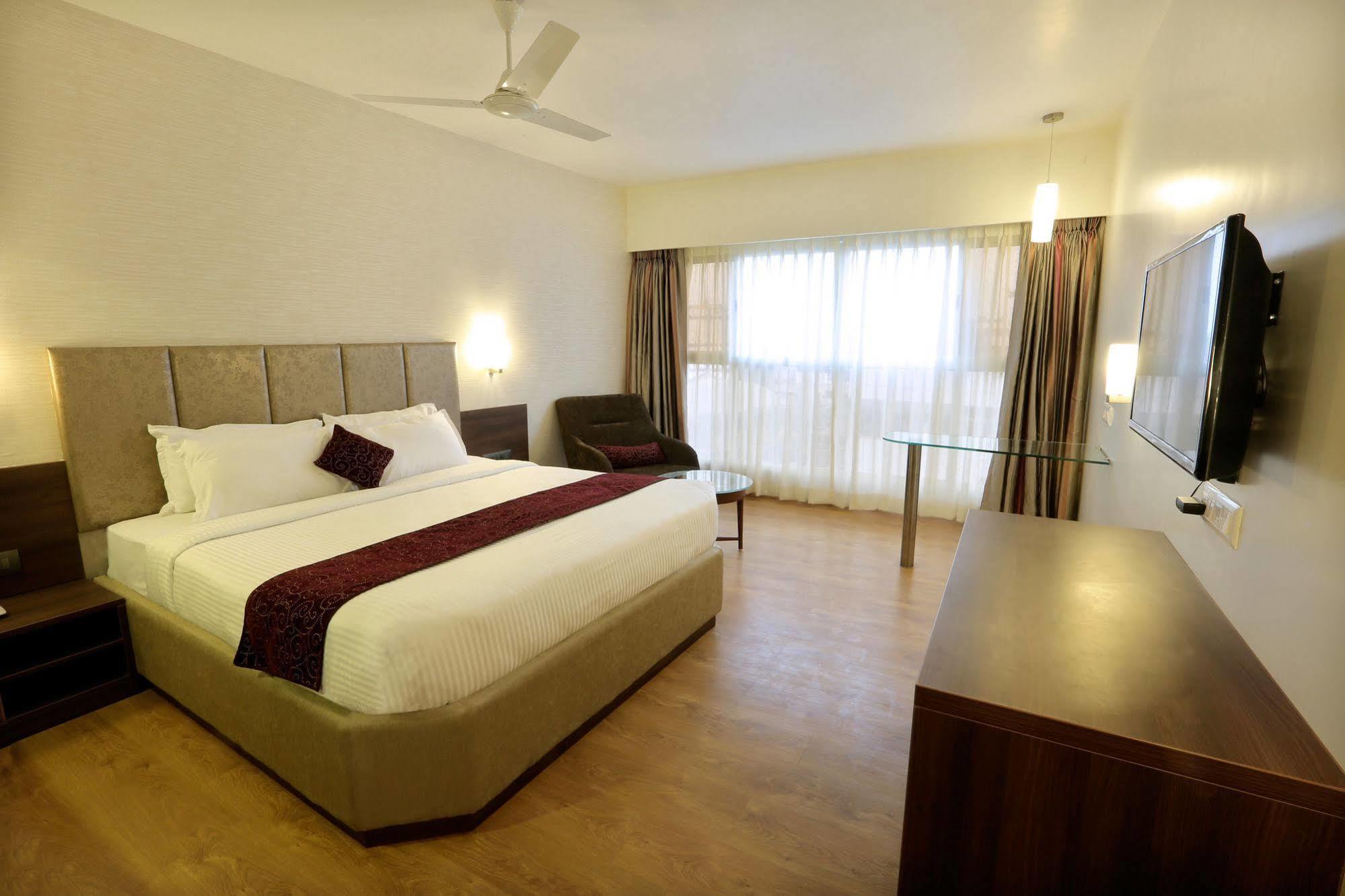 Central Beacon Hotel Surat Ngoại thất bức ảnh