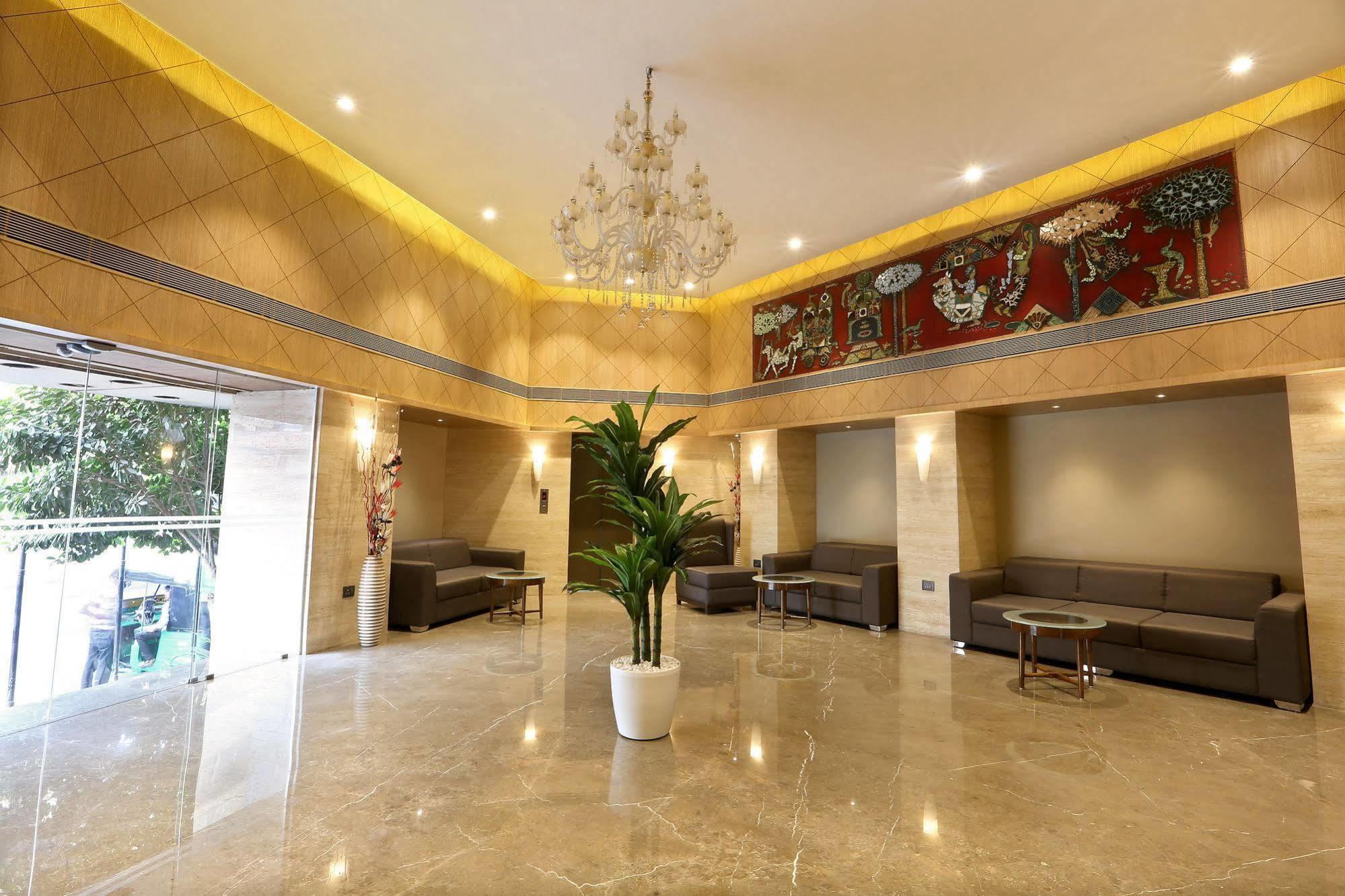 Central Beacon Hotel Surat Ngoại thất bức ảnh