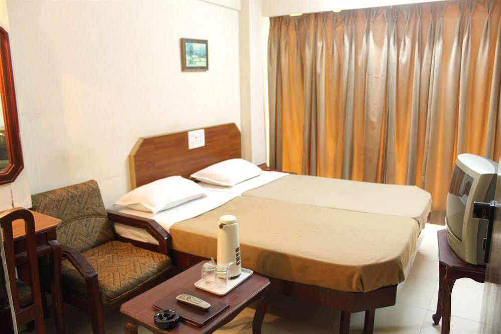 Central Beacon Hotel Surat Ngoại thất bức ảnh