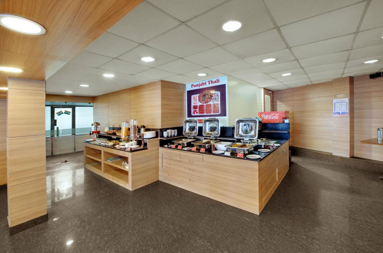 Central Beacon Hotel Surat Ngoại thất bức ảnh