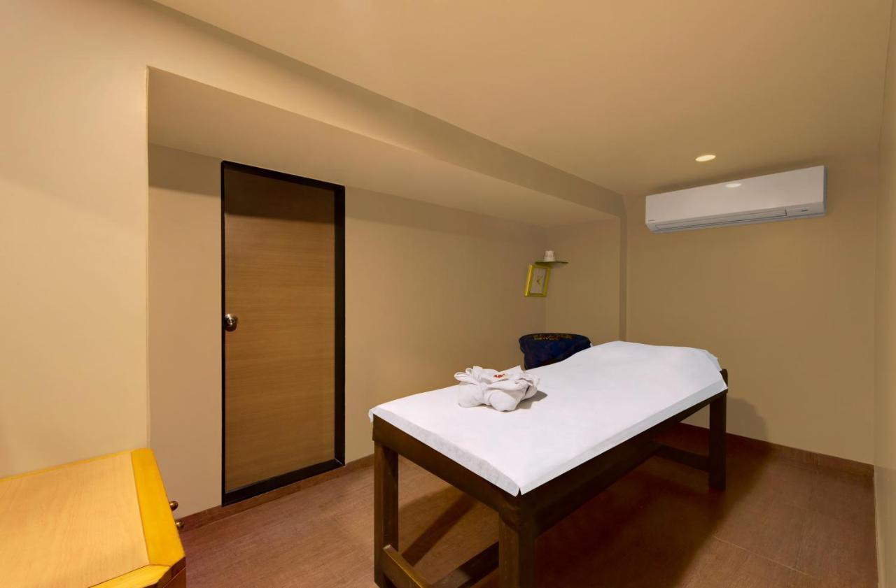 Central Beacon Hotel Surat Ngoại thất bức ảnh