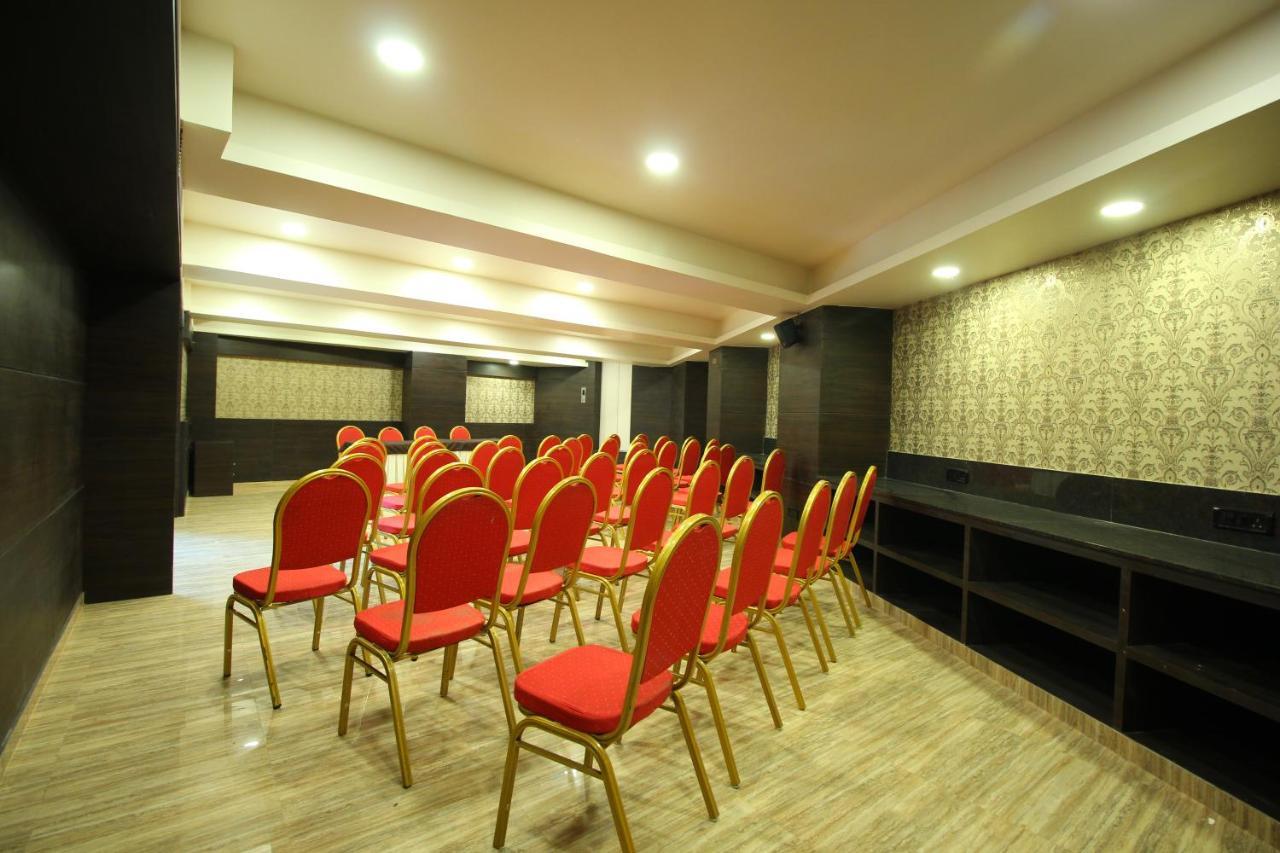 Central Beacon Hotel Surat Ngoại thất bức ảnh