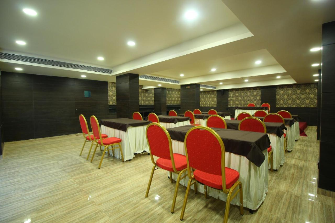 Central Beacon Hotel Surat Ngoại thất bức ảnh