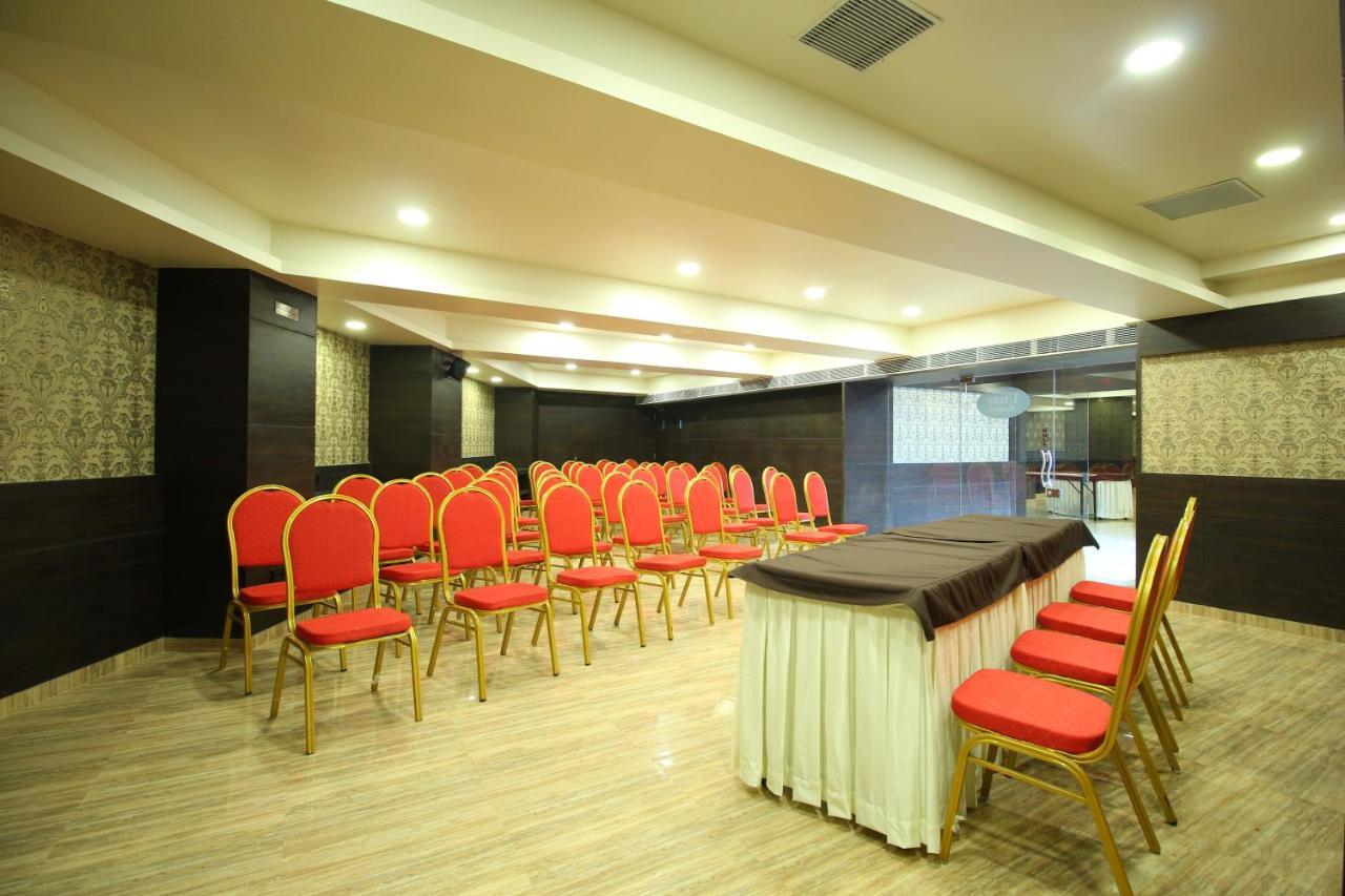 Central Beacon Hotel Surat Ngoại thất bức ảnh